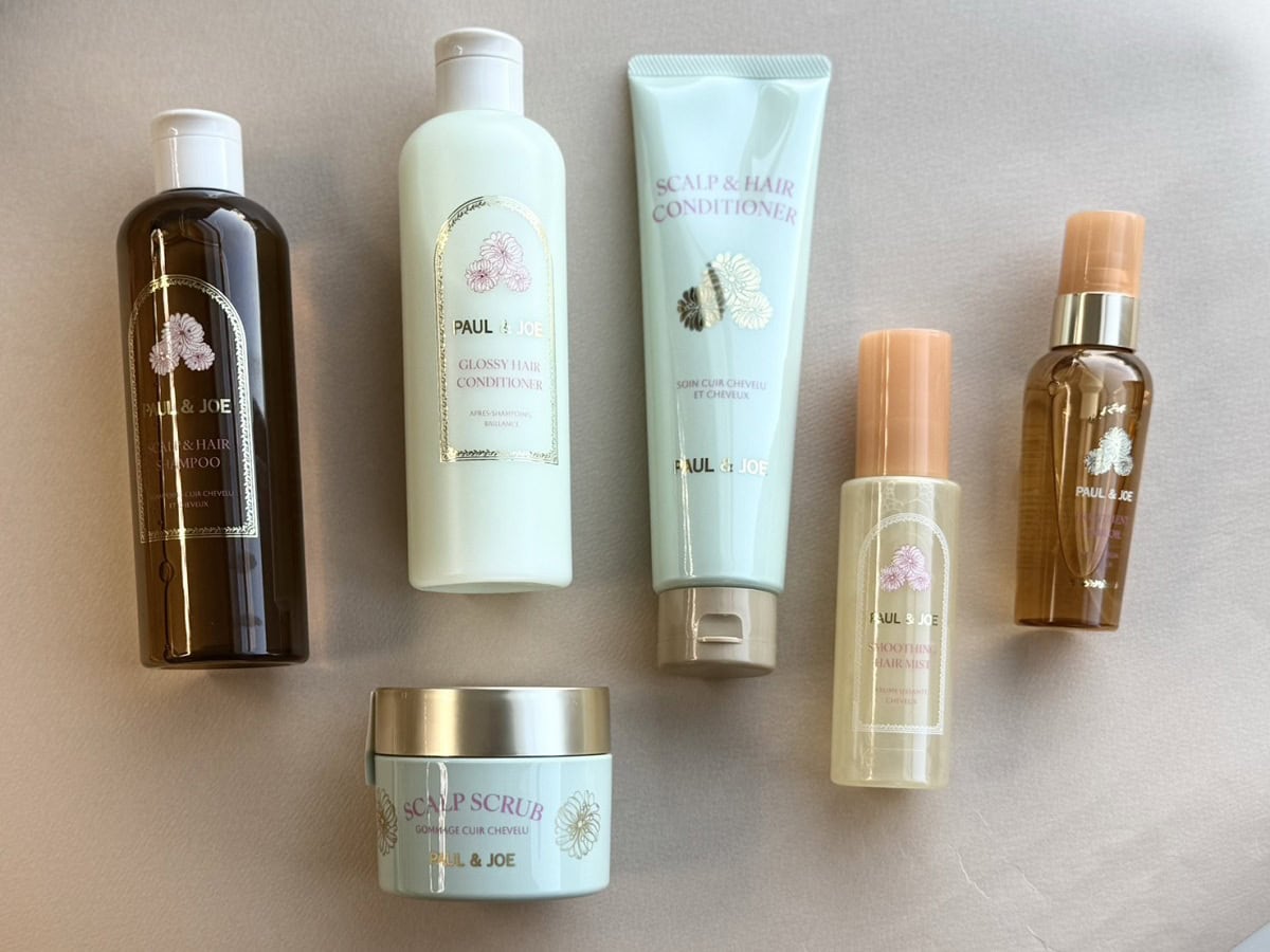 スカルプスクラブからやればホームケアでスパ級の仕上がりに!右から ポール&ジョー トリートメント ヘアオイル 80mL¥4,400、ポール&ジョー スムージングヘアミスト 100mL¥2,200、ポール&ジョー スカルプ&ヘア トリートメント200g¥3,520、ポール&ジョー グロッシーヘアコンディショナー300g¥3,080、ポール&ジョー スカルプ&ヘア シャンプー300mL¥3,080、下 ポール&ジョー スカルプ スクラブ240g¥5,500(ポール & ジョー ボーテ)※6月1日発売