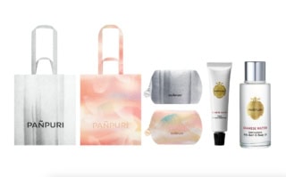 トートもポーチも欲しい!期間中、PAÑPURIの商品を¥25,000以上お買い上げのお客さまに、数量限定でこちらのセットをプレゼント。【内容】サイアミーズウォーター ハンドクリーム 10mLサンプル1個・サイアミーズウォーター ミルクバス&ボディオイル 10mLサンプル1個・PAÑPURIオリジナルポーチ、オリジナルトートバッグ(ロウムード/デュウメモリー)各1種ずつ*オリジナルポーチとオリジナルトートバッグは、ロウムードorデュウメモリーからお選びいただけます。*在庫が無くなり次第、終了させていただきます。*お⼀⼈様につき1セットとさせていただきます。