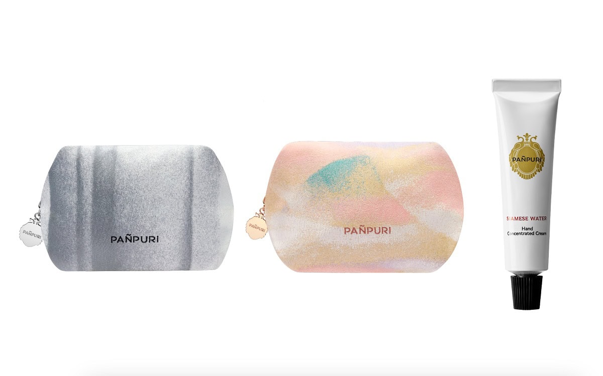 期間中、PAÑPURIの商品を¥13,000以上お買い上げのお客さまに、数量限定でかわいいポーチとハンドクリームをプレゼント!【内容】サイアミーズウォーター ハンドクリーム 10mLサンプル1個・PAÑPURIオリジナルポーチ(ロウムード/デュウメモリー)1種*オリジナルーチは、ロウムードorデュウメモリーからお選びいただけます。*在庫が無くなり次第、終了させていただきます。*お⼀⼈様につき1セットとさせていただきます。