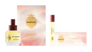 日本限定のフレグランスオイル。ピンクのこちらは『受け継がれる美しさが調和し、穏やかな気品を纏う京都。澄んだ透明感と奥ゆきある静寂を宿したエンシェントローズの香り』右からデュウ メモリー エクストラクト パフュームオイル 10mL¥9,680、50mL¥23,100円(パンピューリ)※4月17日発売