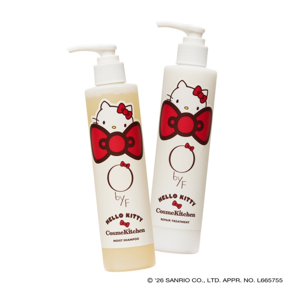 O by F のシャンプーとトリートメント。傷んだ髪もしっとりなめらかにしてくれる人気アイテムです。右から〈HELLO KITTY〉リペアトリートメント 250g ¥3,630、〈HELLO KITTY〉モイストシャンプー 250mL ¥3,080（コスメキッチン）※5月29日発売