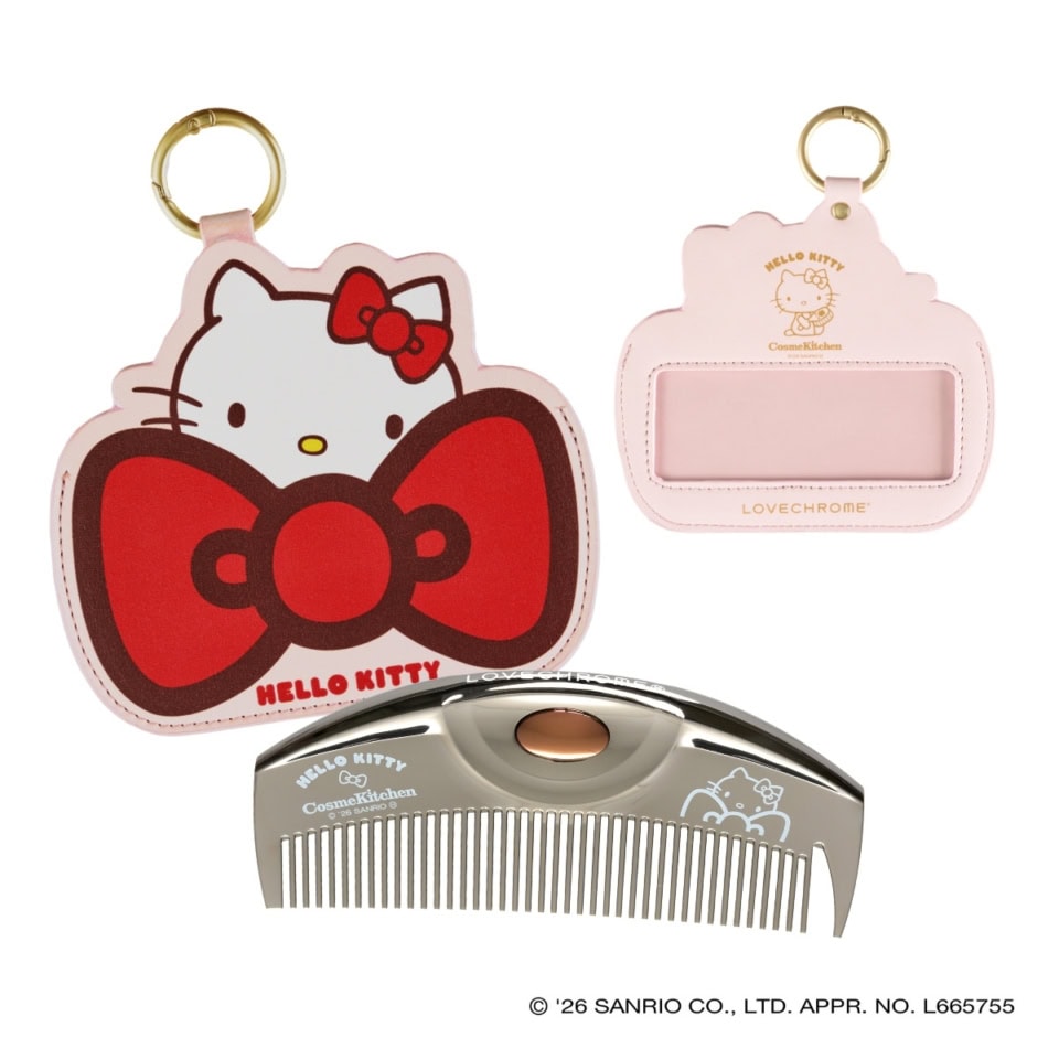 LOVE CHROMEの「（R）PGツキ プレミアムブラック」に、リボンが映えるハローキティのデザイン。チャームタイプのケースはバッグにつけたい〈HELLO KITTY〉（R）PGツキ プレミアムブラック コームケース付き H46╳W100╳D9mm ¥7,920（コスメキッチン）※5月29日発売