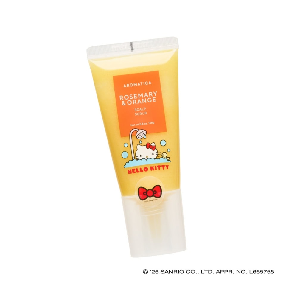 アロマティカの頭皮スクラブはこれからの季節の必須アイテム。入浴中のイラストも可愛すぎる！〈HELLO KITTY〉ローズマリー＆オレンジスカルプ スクラブ 165g ¥2,310（コスメキッチン）※5月29日発売