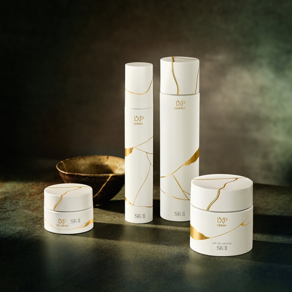 一度は試したいリュクスなスキンケア。金継ぎの考え方も素敵です！右から LXP 金継ぎ クリーム 50ｇ￥68,200、LXP 金継ぎ エッセンス 150mL￥55,000、LXP 金継ぎ セラム 50mL￥71,500、LXP 金継ぎ アイクリーム 15ｇ ￥51,700〈全て編集部調べ〉（SKⅡ）