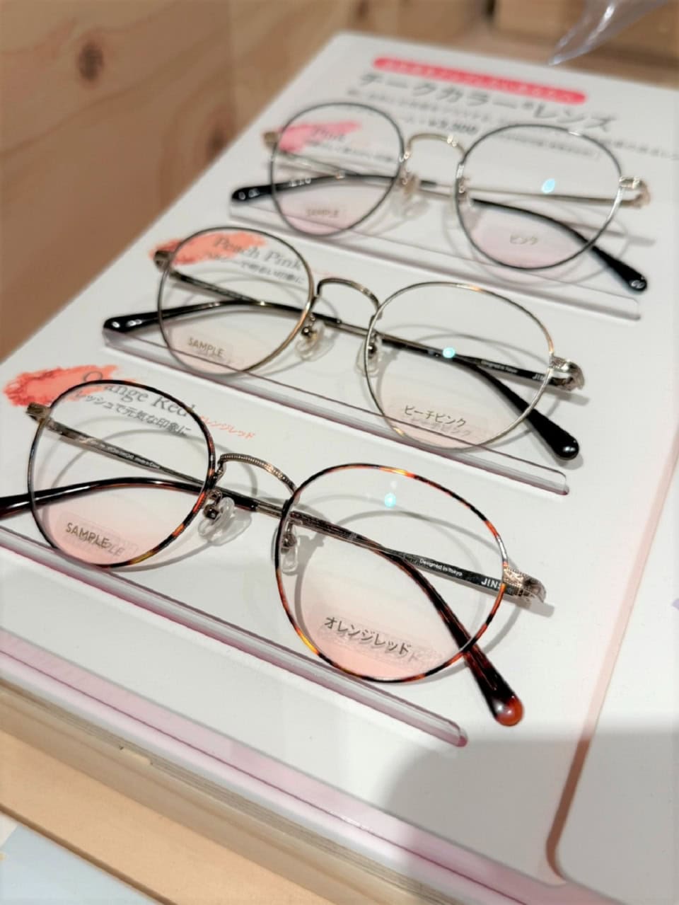 血色感が足りないときに重宝しそうなチークカラーレンズ。オンラインでの会話はもちろん、ご近所1マイルメイク