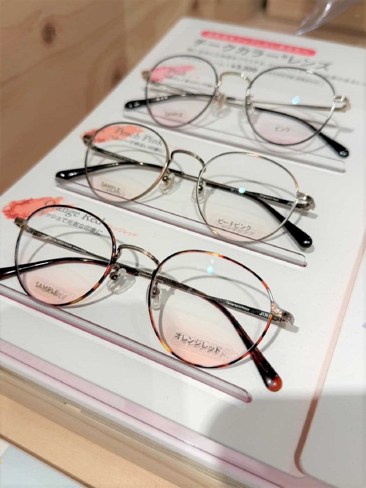 血色感が足りないときに重宝しそうなチークカラーレンズ。オンラインでの会話はもちろん、ご近所1マイルメイク