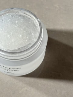 高保湿オイルと香りをカプセル化。見た目も涼し気ながら使い心地もみずみずしいから春夏にぴったり！グリーンフローラルを基調にした香りはアンフィネス共通ですが天然香料セダ―ウッド入りはこのアイテムだけ。これで心地いい眠りに導いてくれる。