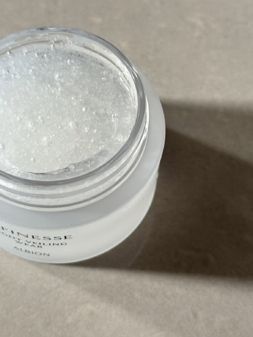 高保湿オイルと香りをカプセル化。見た目も涼し気ながら使い心地もみずみずしいから春夏にぴったり！グリーンフローラルを基調にした香りはアンフィネス共通ですが天然香料セダ―ウッド入りはこのアイテムだけ。これで心地いい眠りに導いてくれる。