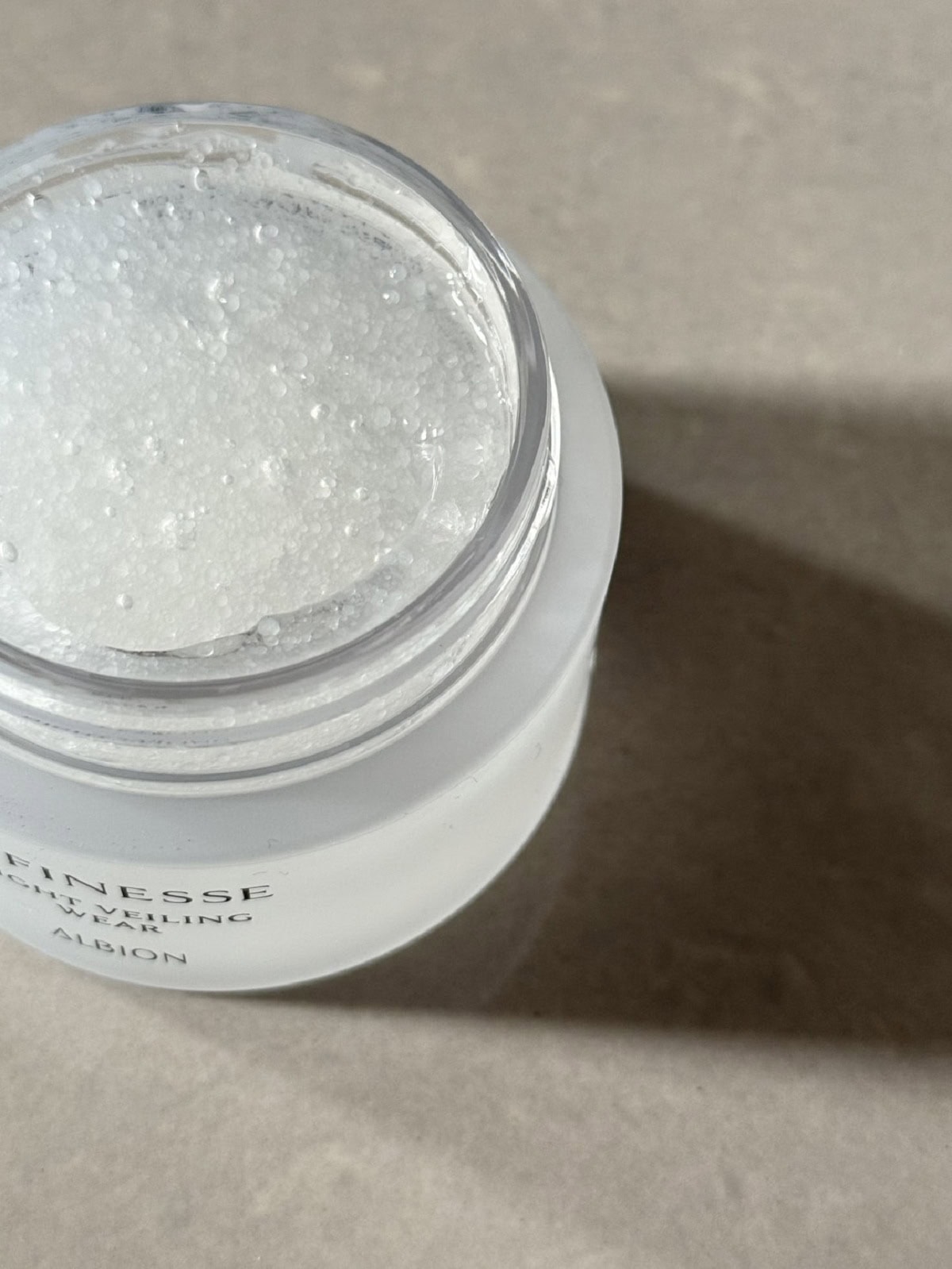 高保湿オイルと香りをカプセル化。見た目も涼し気ながら使い心地もみずみずしいから春夏にぴったり！グリーンフローラルを基調にした香りはアンフィネス共通ですが天然香料セダ―ウッド入りはこのアイテムだけ。これで心地いい眠りに導いてくれる。