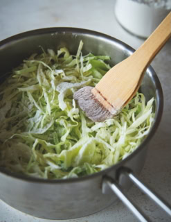 せん切りキャベツはたっぷり重ねられ、口当たりも柔らか！