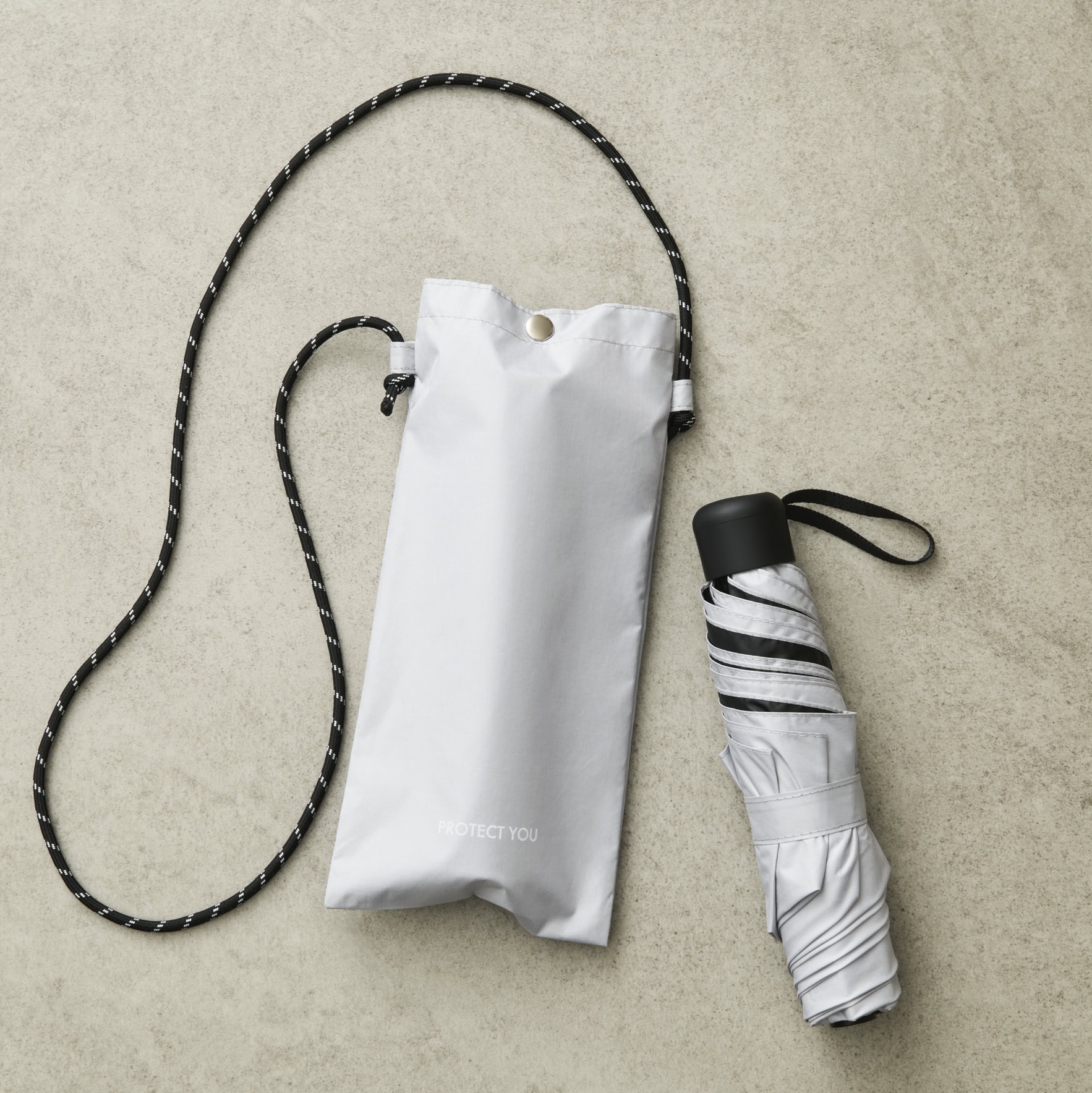 オトナミューズ6月号〈増刊号〉付録は、紫外線から「プロテクトユー！」晴雨兼用折りたたみ傘＆撥水ポシェット