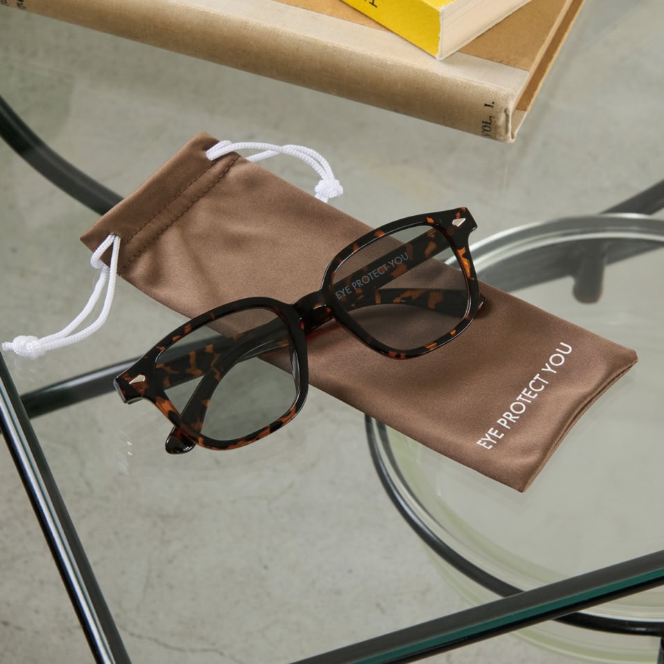 【オトナミューズ6月号付録】“さらに”小顔に見える！調光サングラス＆メガネふきになる巾着ケース ［JIS T 7333:2018］ 可視光線透過率43％* 紫外線透過率0.00％ *可視光線透過率は、遮光時（レンズが透明時）に検査した参考値です