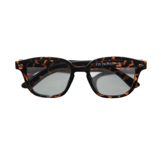 【オトナミューズ6月号付録】“さらに”小顔に見える！調光サングラス＆メガネふきになる巾着ケース。紫外線を感知するとレンズの色が変化！ なので、室内では薄いグレー、屋外に出たら濃いグレーになるという、非常に空気を読んでくれる子なのです。