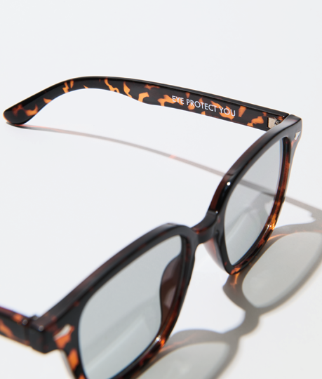 【オトナミューズ6月号付録】“さらに”小顔に見える！調光サングラス＆メガネふきになる巾着ケース。テンプルには河北センセイからのメッセージ「EYE PROTECT YOU」が。