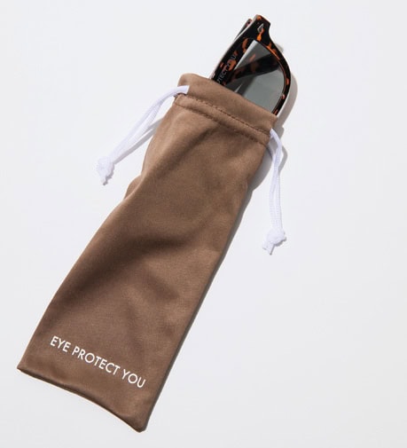 持ち運び用の巾着ケースはメガネ拭きとしても使える！