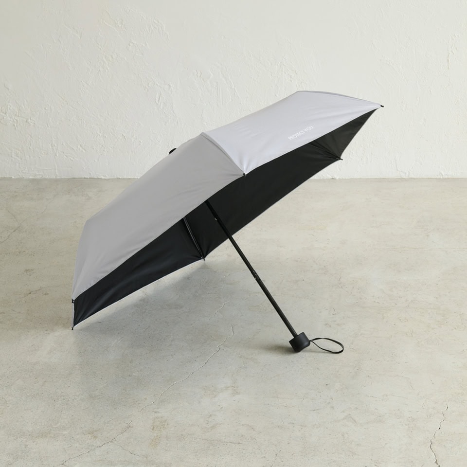 【オトナミューズ6月増刊号】紫外線から「プロテクトユー！」晴雨兼用折りたたみ傘＆撥水ポシェット SIZE（ 約）：折りたたみ傘：使用時／φ89×H52㎝、収納時／φ5.5×H22.5㎝ ポシェット：H27×W13㎝　ショルダーストラップの長さ106㎝［最長］