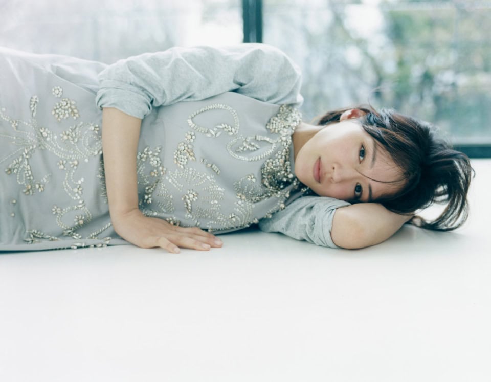 今回、ヘアメイクは軽く整える程度で撮影を敢行したそう。それって、綾瀬さんそのものがとことん魅力的だからできることですよねえ。可愛い～！