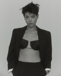 ジバンシィの衣装に身を包んだ菅原小春さん。誌面でも踊っているかのような躍動感を感じさせてくださったんです。カッコよ過ぎて私初見の時本当に感激しました。ゆっくりお話も伺ったのでそちらもぜひ！