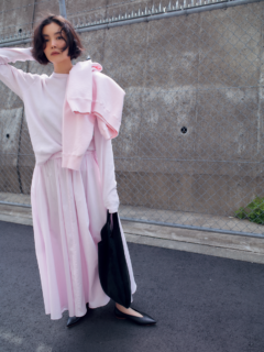 【私たちのマインドに寄り添う服、ここに行けばきっと出会えるはず】本企画のスタイリングは樋口かほりさんにお願いしました。樋口さん激推しの絶妙なペールピンクはエイトンのもの。