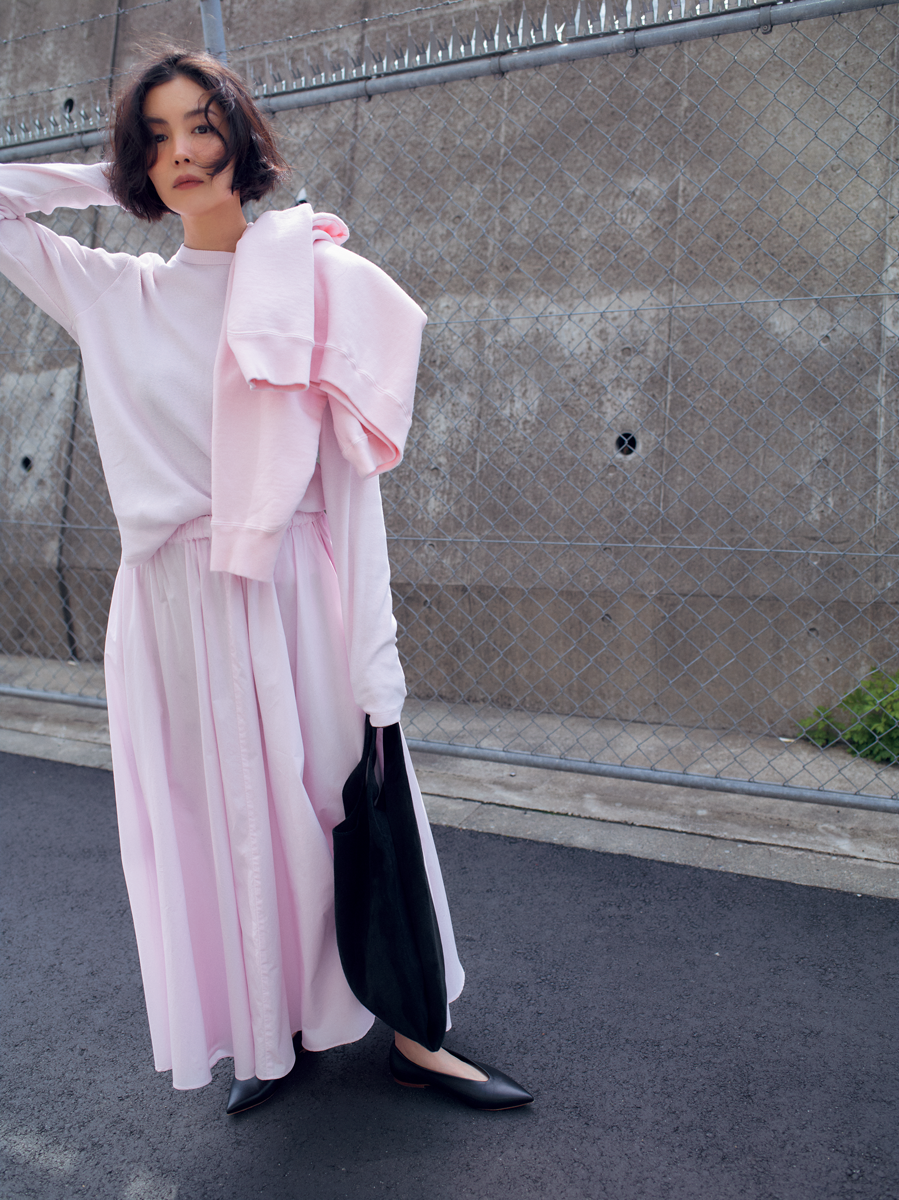 【私たちのマインドに寄り添う服、ここに行けばきっと出会えるはず】本企画のスタイリングは樋口かほりさんにお願いしました。樋口さん激推しの絶妙なペールピンクはエイトンのもの。