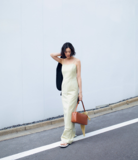 【私たちのマインドに寄り添う服、ここに行けばきっと出会えるはず】オーラリーのパンツにドレスを重ねたスタイリング、矢野未希子さんの美し過ぎるスタイルに似合い過ぎている。似合い過ぎているよ。