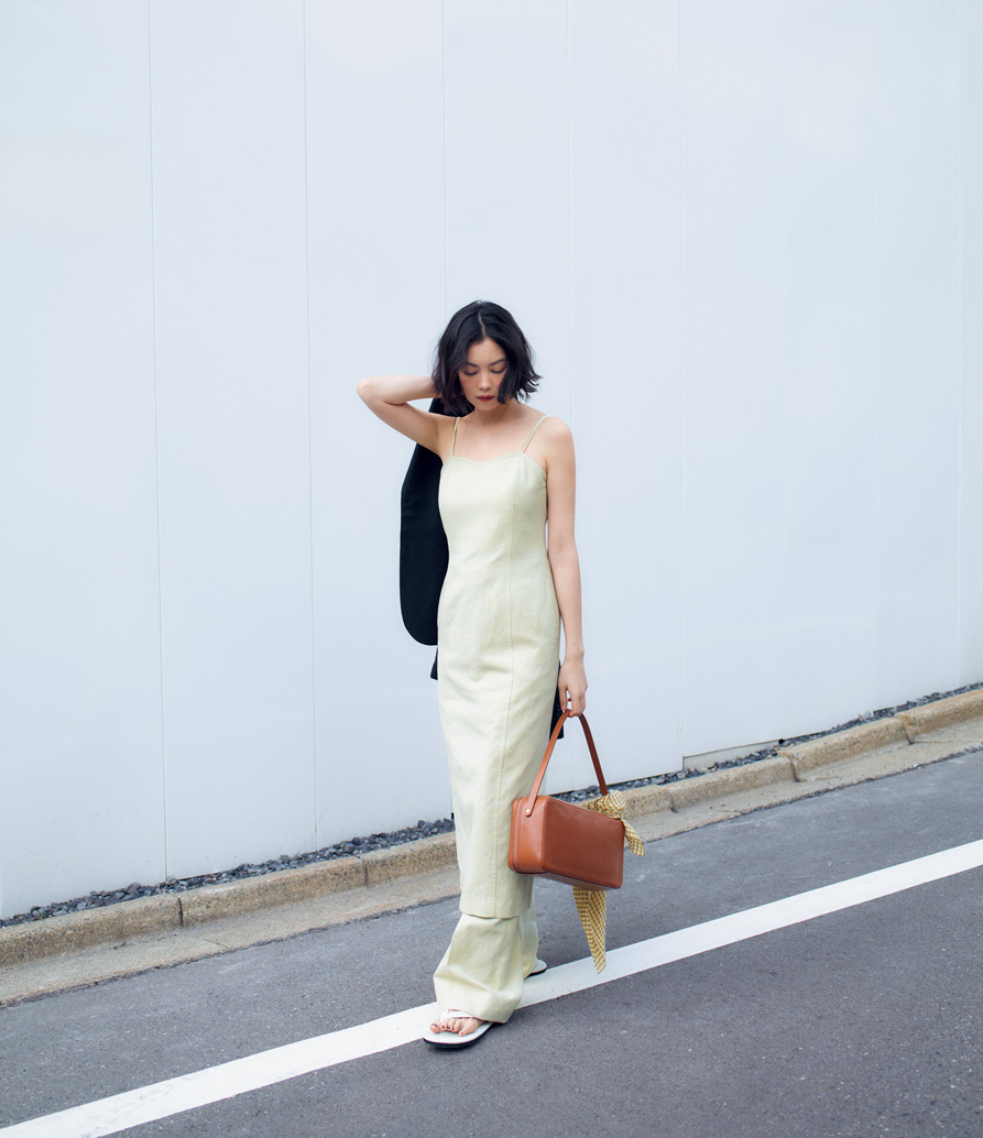 【私たちのマインドに寄り添う服、ここに行けばきっと出会えるはず】オーラリーのパンツにドレスを重ねたスタイリング、矢野未希子さんの美し過ぎるスタイルに似合い過ぎている。似合い過ぎているよ。