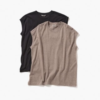 【私たちのマインドに寄り添う服、ここに行けばきっと出会えるはず】オーラリーのスリーブレストップスは極上の肌触りがたまらない丸胴天竺素材を使用。いいカットソーを知ると、結局そればっかり着ちゃいますよねえ。各9,900円。