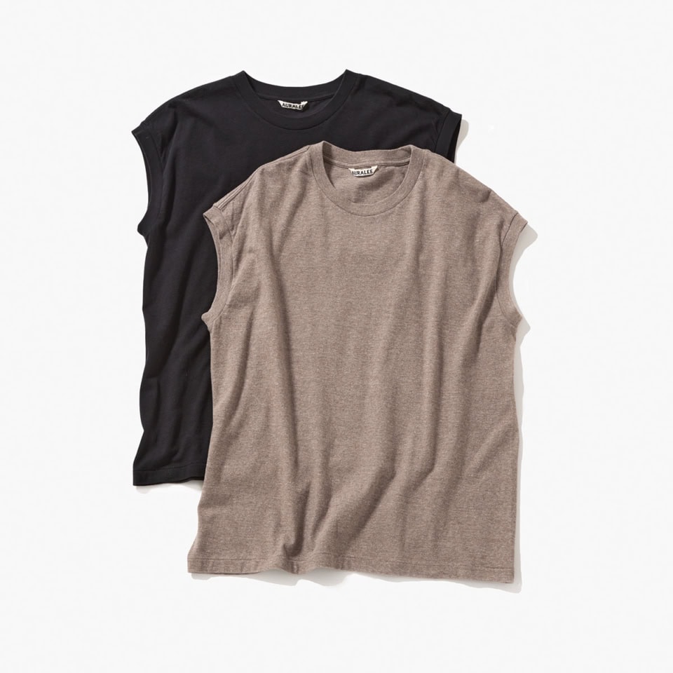 【私たちのマインドに寄り添う服、ここに行けばきっと出会えるはず】オーラリーのスリーブレストップスは極上の肌触りがたまらない丸胴天竺素材を使用。いいカットソーを知ると、結局そればっかり着ちゃいますよねえ。各9,900円。
