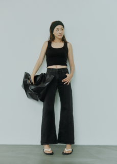 【似合うデニムさえあればいい！】ヨンアさんの長過ぎる脚を包んでいるのは「リーバイス®｜ビオトープ」のルーズブーツというモデル。ちょっとゆったりめのフレアシルエットが最旬であることに、疑いの余地はありませんよね。