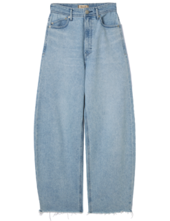 【似合うデニムさえあればいい！】一方、細身シルエットやこういったカーブデニムも登場しています。こちらはヤヌークの新作。