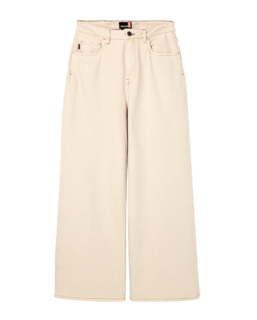 【似合うデニムさえあればいい！】そしてキテるのがエクリュカラーのデニム。こちらはY2Kブームの影響で最近また復権した感のあるティンバーランドのもの。