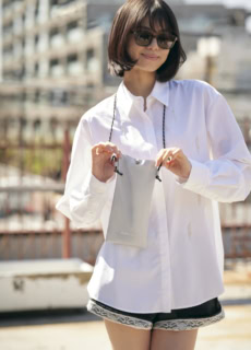 首から下げられるショルダー仕様で、アウトドアでも活躍！