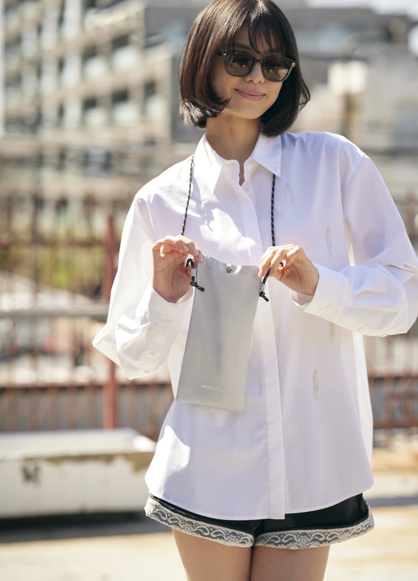 首から下げられるショルダー仕様で、アウトドアでも活躍！