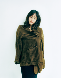 メンズのスエードジャケット¥264,000、リブドレス¥39,600（共にコモリ／ワグ インク）