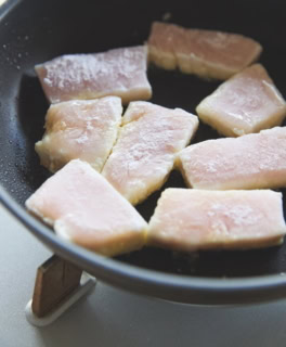 めかじきは片栗粉をまぶしてから加熱を！