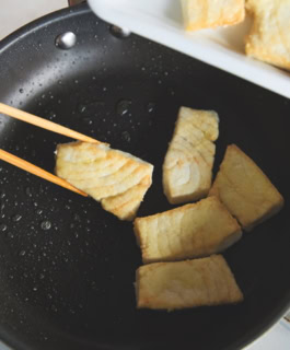 調味料とからみやすくなるほか、身がパサつかずにしっとりし、崩れにくくなる。