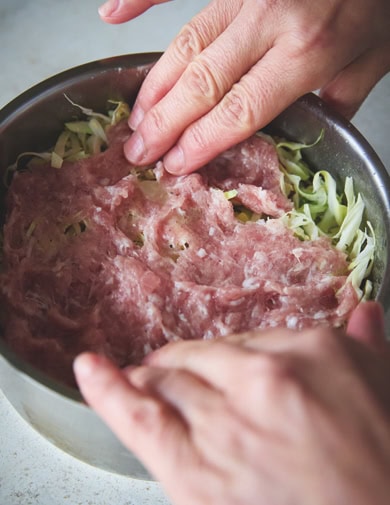 キャベツとひき肉を重ねる際は、間に粉をまぶすと密着度がアップ。