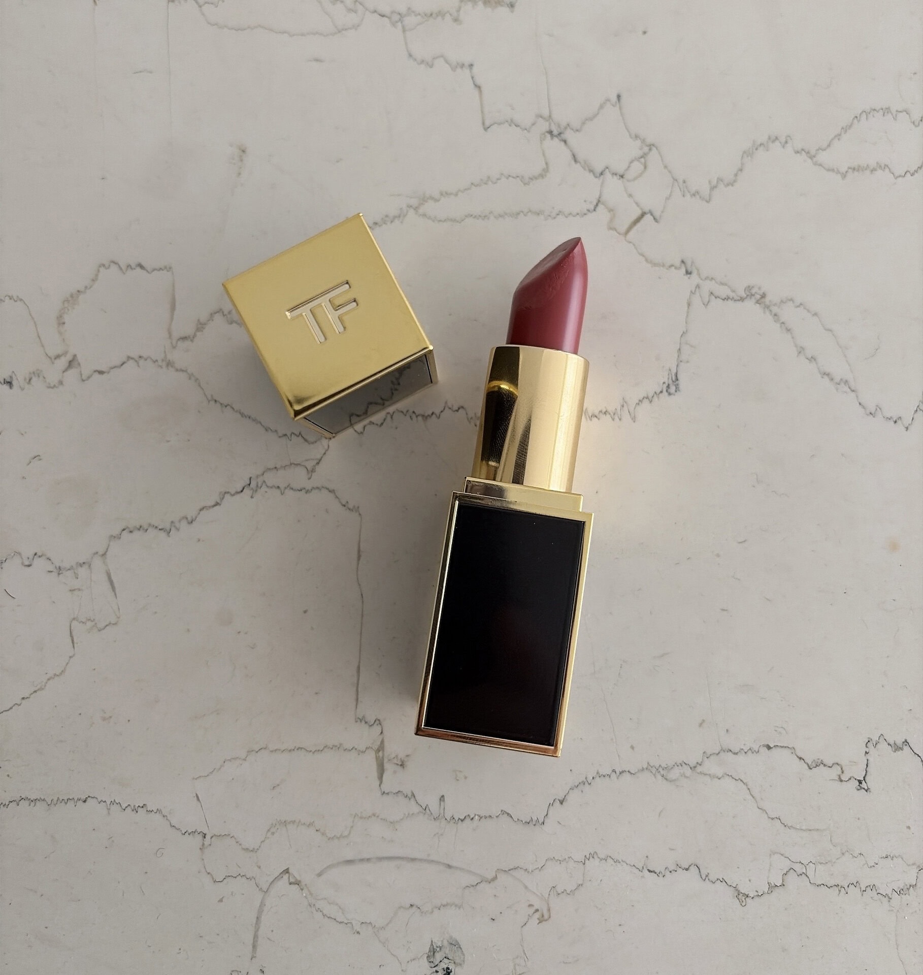 松屋銀座のトム フォードで買いました。スタッフの方が皆さん親切でセンスよく丁寧で最高でした！