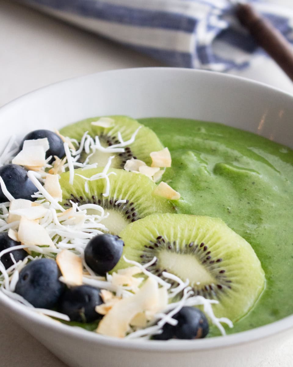 グリーンスムージーは消化もよく必要な栄養素を手軽に摂取できるから、朝食に取り入れたら1日元気に過ごせる！ ココナッツの食感がアクセント。