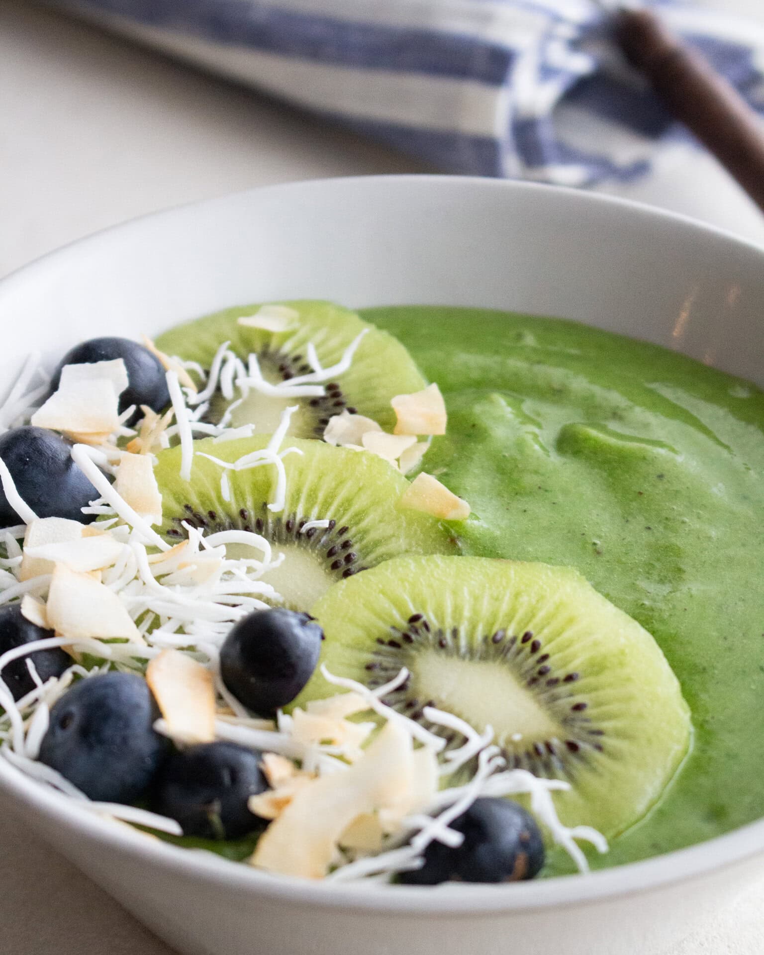 グリーンスムージーは消化もよく必要な栄養素を手軽に摂取できるから、朝食に取り入れたら1日元気に過ごせる！ ココナッツの食感がアクセント。