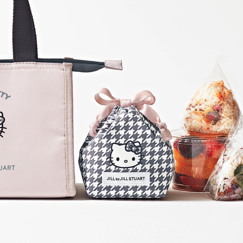 ミニサイズが可愛い千鳥格子柄の巾着には、ハローキティのキュートなお顔入り。ピンクのサテンリボンで可愛さ増し増し。おむすび用バッグとしてはもちろん、マルチに使って。