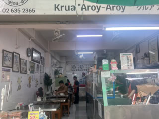 ローカルな雰囲気漂う『Krua “Aroy-Aroy”』の店先