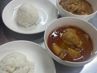 ほろほろ鶏肉と、ゴロゴロ野菜が入っている食べ応え抜群なマッサマンカレー