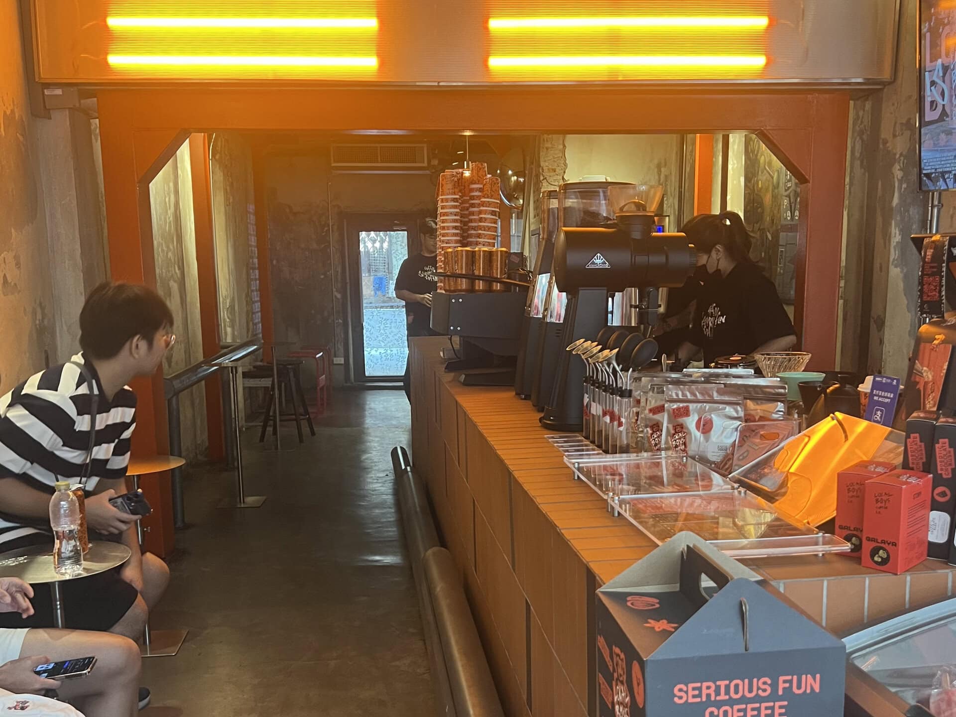 『LOCAL BOYS COFFEE』店内。ポップな感じが可愛い。