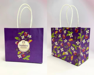 両面に今回のキービジュアルをあしらった、心ときめくデザインの限定ショッピングバッグ。当時を知る世代へのプレゼントなら、懐かしさごと贈れる特別なギフトになりそう♪