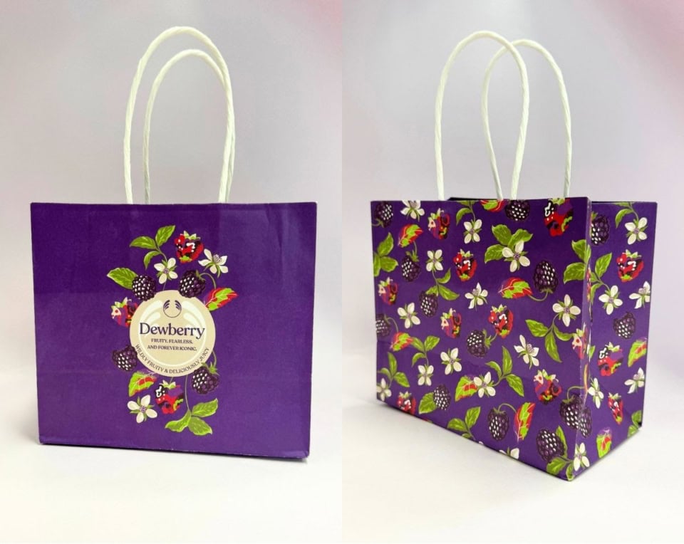 両面に今回のキービジュアルをあしらった、心ときめくデザインの限定ショッピングバッグ。当時を知る世代へのプレゼントなら、懐かしさごと贈れる特別なギフトになりそう♪