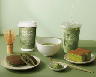 抹茶ラテやどら焼き、カステラなど限定メニューもラインナップ。(右から)抹茶カステラ ¥330、抹茶ラテ(ICE/HOT) ¥550、抹茶どら焼き ¥330、抹茶オーツラテ(ICE/HOT) ¥550 ※ドリンク・スイーツは、完売次第で販売を終了とさせていただく場合がございます。