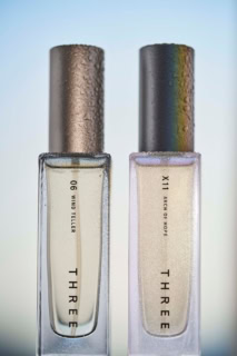 光を受けるたびに異なる表情を見せる幻想的なボトル。洗面台やドレッサーに置いておくだけで、日常が少し特別になりそう。