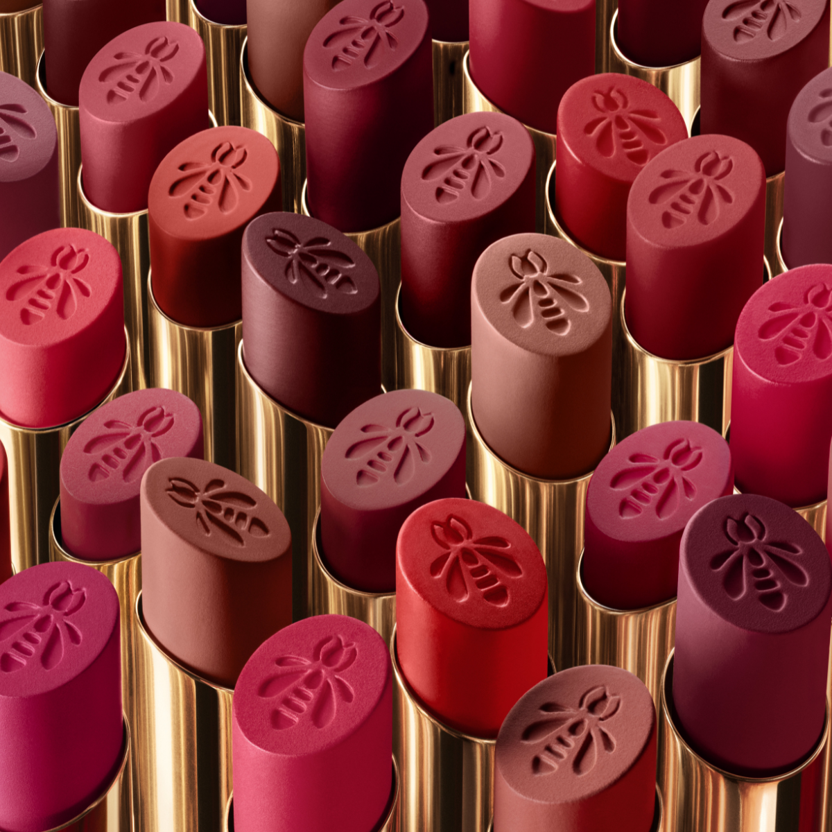 豊富なカラーバリエーションで、気分やシーンに合わせて選ぶ時間さえ特別に！軽やかなつけ心地でありながらしっかり密着するので、落ちにくさを重視したい人にもぴったり！