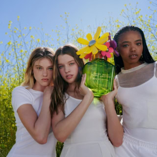 デイジー ワイルドの世界観が広がるフレグランスコレクション。それぞれが持つ個性が重なり合い、ブランドの魅力をより立体的に感じられます!